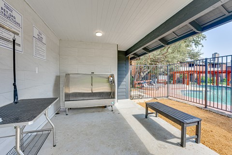 the retreat at thousand oaks apartment patio with swing bench and pool at Indian Creek Apartments, Carrollton, TX